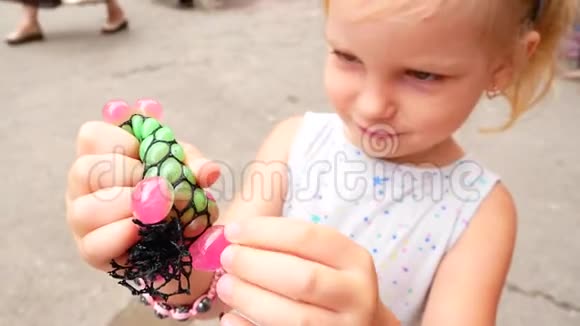 带彩色变压器球的女孩小孩玩变压器球视频的预览图