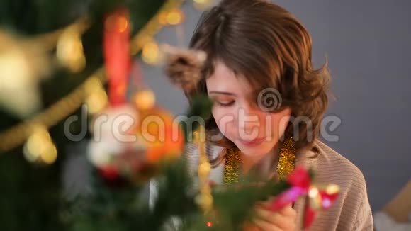 可爱的小女孩在热巧克力杯里吹着孩子站在冷杉树附近视频的预览图