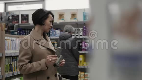 漂亮的女人在超市看化妆品视频的预览图
