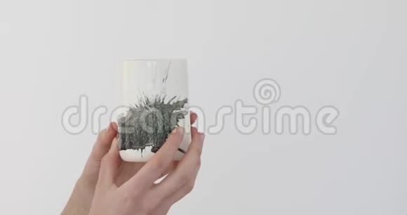 人类展示了美丽的杯子视频的预览图
