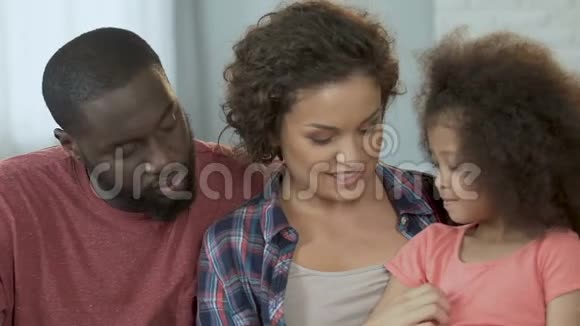 快乐的父母玩女儿在一起家庭价值观育儿视频的预览图