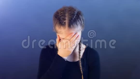 扎着辫子的少女被社交媒体攻击造成情绪压力视频的预览图