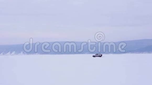 汽车在结冰的湖面上行驶冬天视频的预览图