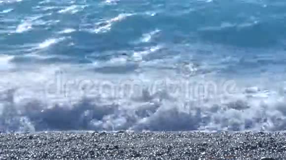 夏天的假期里带着蓝水和白大浪的海洋视频的预览图