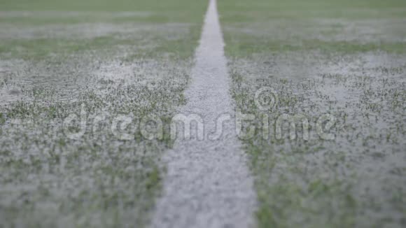 在足球营地下雨视频的预览图