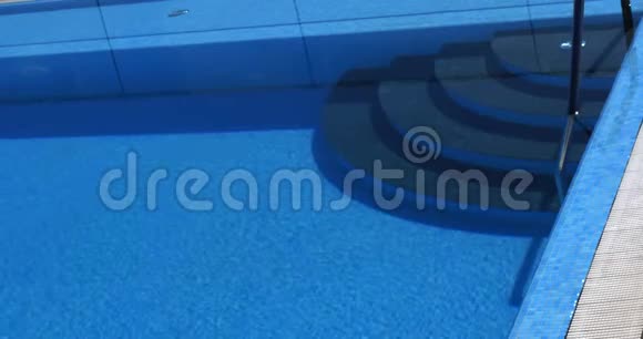 来自室外游泳池的蓝水葡萄牙马德拉岛Funchal酒店慢动作视频的预览图
