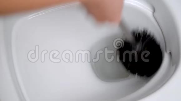 女人用马桶刷洗马桶视频的预览图