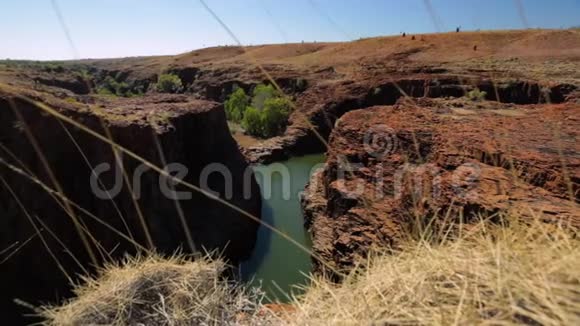 一片被红岩包围的峡谷里充满了水视频的预览图
