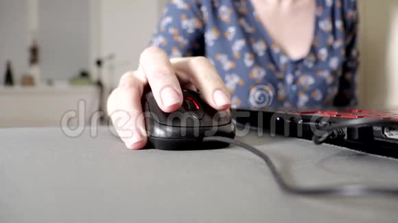 女人拿着电脑鼠标点击滚动关闭在家工作电脑的女士视频的预览图