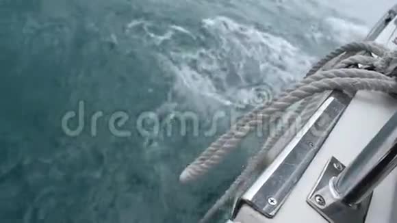 台湾日月湖上游船船头流出的水视频的预览图