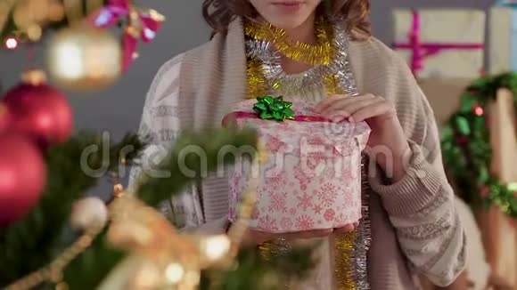 美丽的儿童打开礼品盒和欢乐的礼物圣诞奇迹视频的预览图