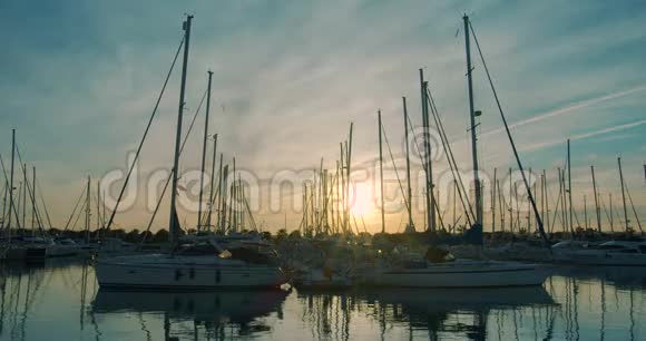 美丽的日落天空在码头与游艇视频的预览图