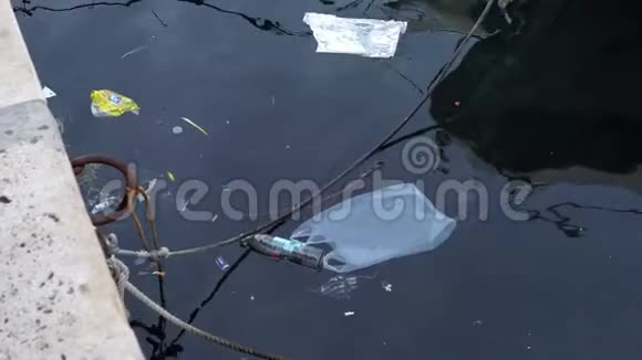 欧洲码头塑料的污染视频的预览图