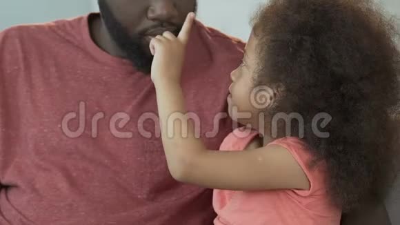 女儿和父亲在一起玩玩笑家庭和睦视频的预览图