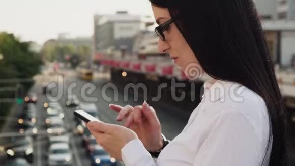 在城市街工作的自信女商人使用智能手机的特写镜头视频的预览图