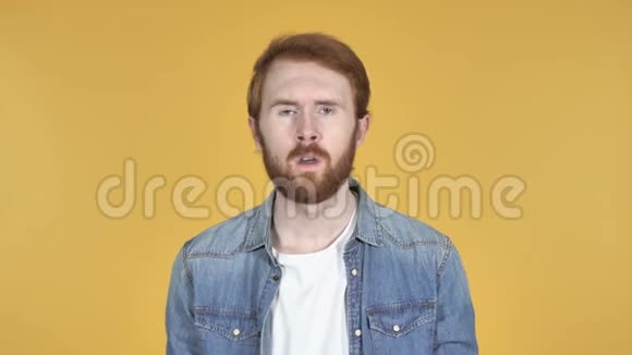 红发男子手势失败和问题黄色背景视频的预览图