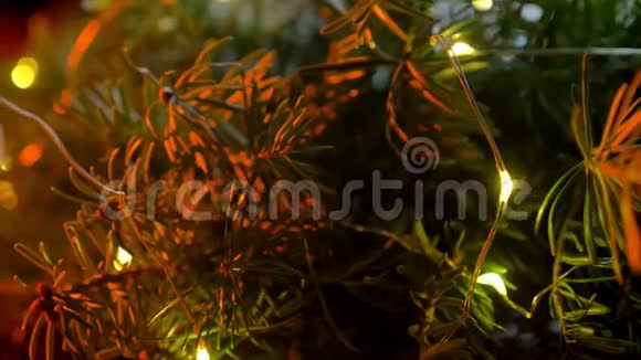 男人的手把礼物放在桌子上三个圣诞节的辉光壁炉背景视频的预览图