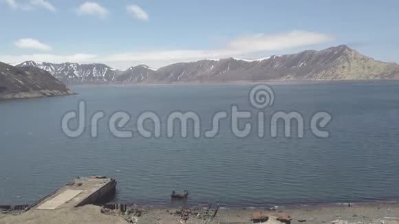 以海水和山景为背景的海滨码头视频的预览图