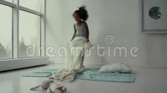 一个漂亮的小女孩上床睡觉视频的预览图