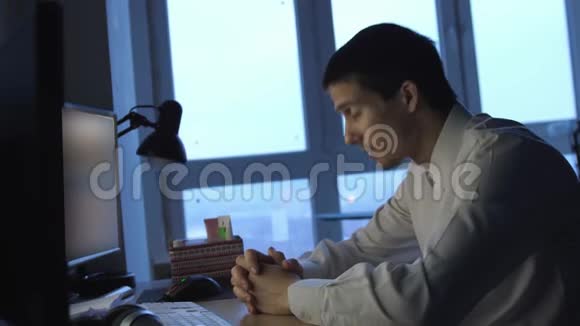 疲惫的商人在办公室加班通宵打盹3840x2160视频的预览图