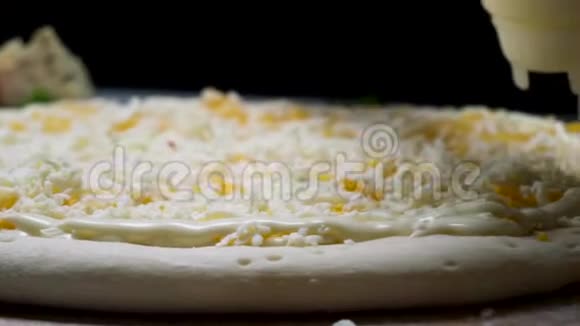 在烘烤前将蛋黄酱从瓶子中加入新鲜披萨食物概念视频的预览图