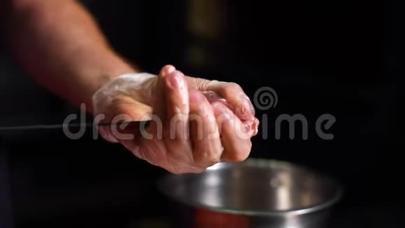 年轻厨师手戴手套把生肉放在扦子上视频的预览图