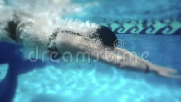 女人慢动作跳水240fps视频的预览图