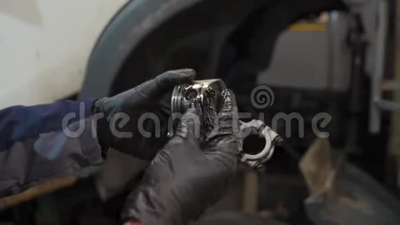 男性机械师持有发动机活塞视频的预览图