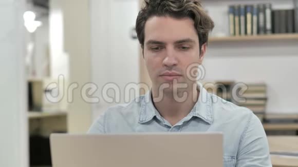 生病的创意人咳嗽和在笔记本电脑上工作视频的预览图