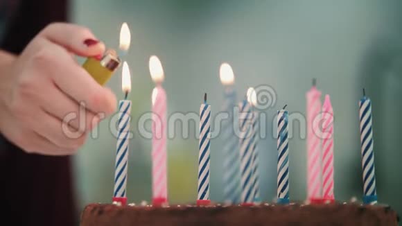 带蜡烛的生日蛋糕女性手点燃蜡烛点燃火焰视频的预览图