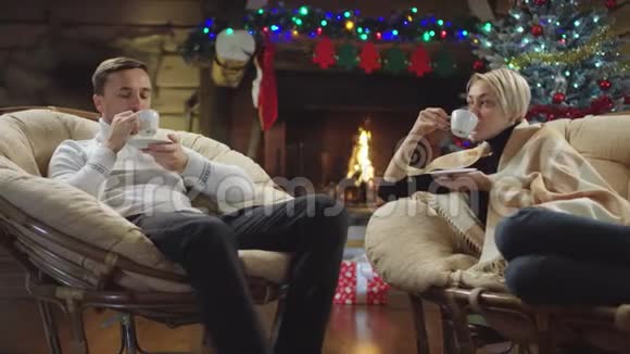 已婚夫妇在圣诞节晚上喝咖啡和聊天视频的预览图