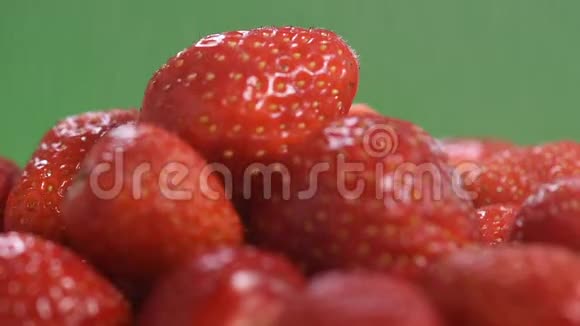 鲜红色草莓旋转视频的预览图