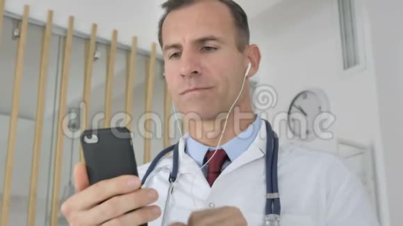 医生使用智能手机进行网上视频聊天视频的预览图