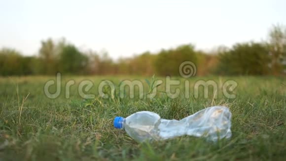 城市公园内垃圾收集一只蓝手套的特写从草地上捡起一个塑料瓶停下视频的预览图
