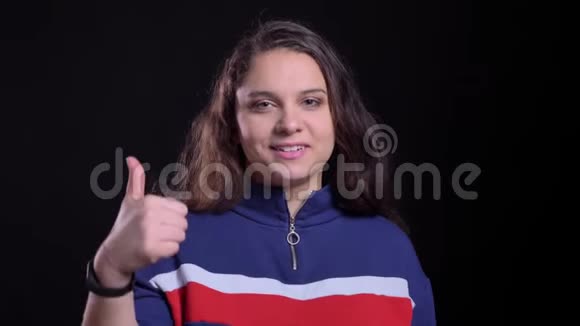 一张成年白人女性的特写照片她在镜头前竖起大拇指面带微笑视频的预览图