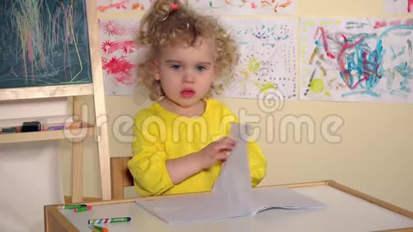 愤怒的婴儿在房间里撕纸视频的预览图