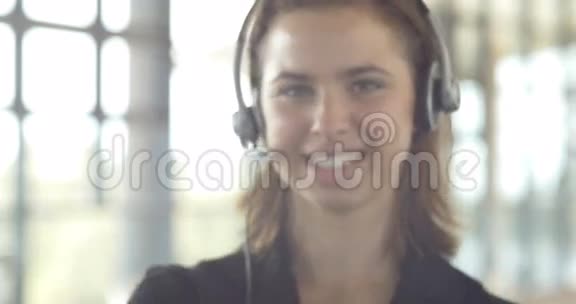 带耳机的空白名片女商人视频的预览图