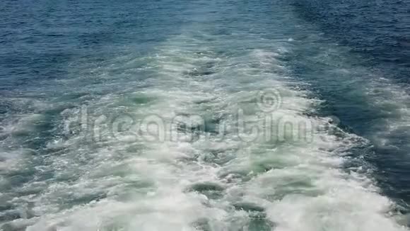 蓝色海水带船迹慢动作视频视频的预览图