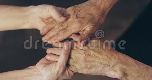 一对年长夫妇手牵手的特写镜头漂亮的皱纹手视频的预览图