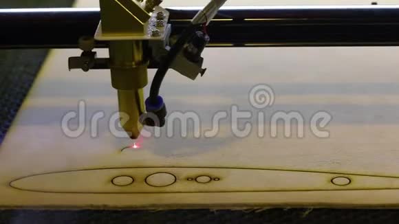 用数控激光切割机切割木材零件烧木数控机床数控机床零件的制造过程视频的预览图