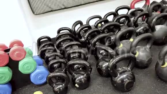 健身中心或健身房的黑色水壶铃铛视频的预览图