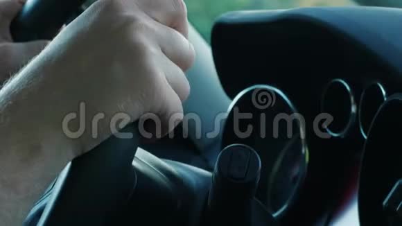 手拿方向盘换挡器汽车仪表板汽车视频的预览图