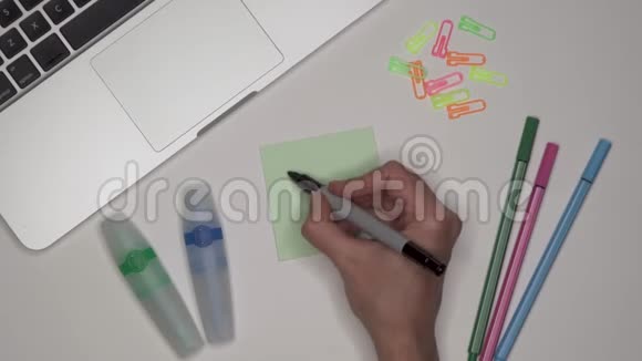 妇女手工书写记事本的视觉艺术视频的预览图