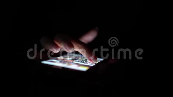手指使手势触摸和滑动手机的屏幕快关门黑色背景视频的预览图