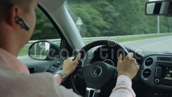 高速公路上人驾驶汽车后景视频的预览图