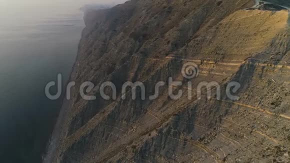 飞行的空中镜头美丽的景色巨大的山岩和沿海小镇在山上视频的预览图