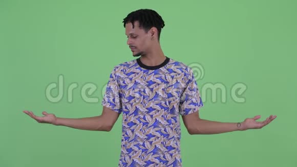 快乐的年轻英俊的非洲男人视频的预览图
