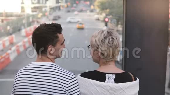 美丽的年轻多民族浪漫夫妇站在桥上欣赏可爱的纽约街景轻轻地接吻视频的预览图