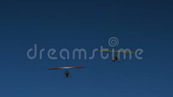 两架滑翔机飞向跑道视频的预览图
