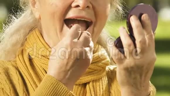 高级女士涂口红老年护理抗衰老化妆品视频的预览图